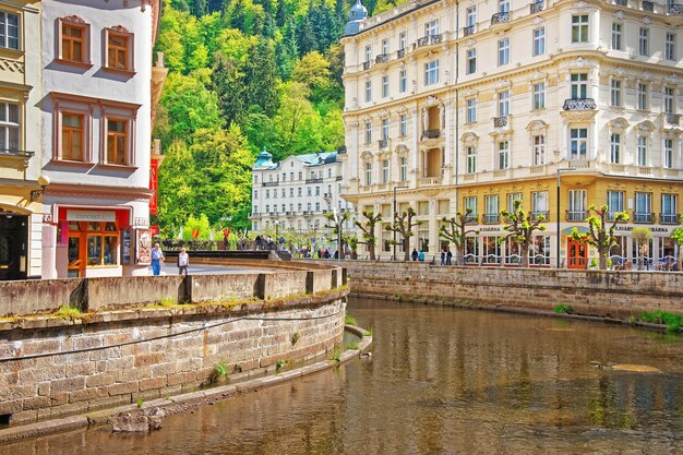 Karlovy Vary, Tschechische Republik - 5. Mai 2014: Damm am Fluss Tepla von Karlovy Vary, Tschechische Republik. Menschen im Hintergrund