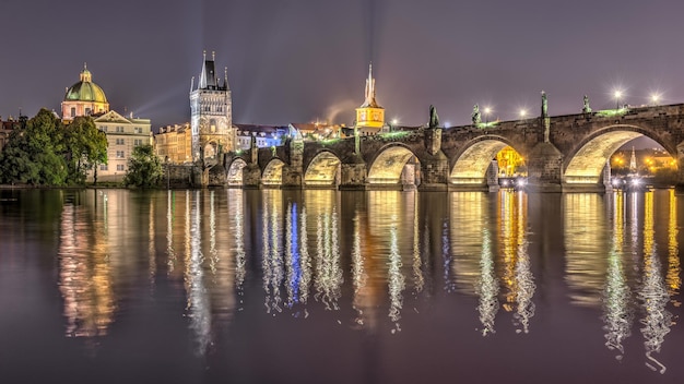 Karlsbrücke in Prag bei Nacht Tschechien