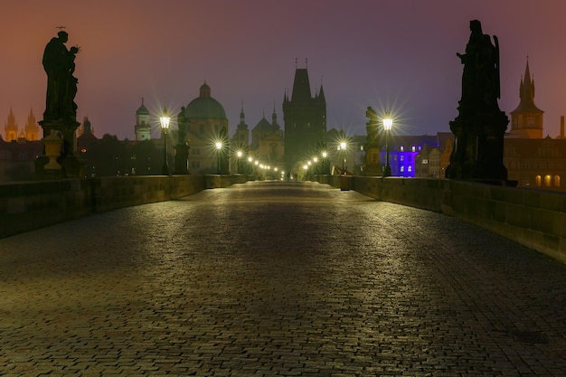 Karlsbrücke in Prag Tschechische Republik bei Nachtbeleuchtung