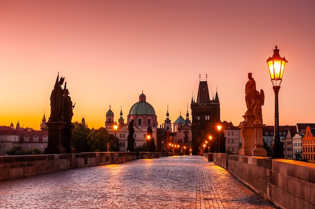 Karlsbrücke und Altstadt bei Sonnenaufgang in Prag, Tschechien. Berühmtes Reiseziel