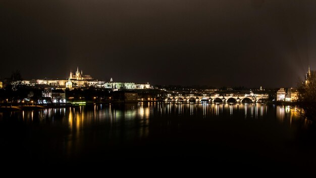 Karlsbrücke und das Prager Schloss in der Nacht beleuchtet