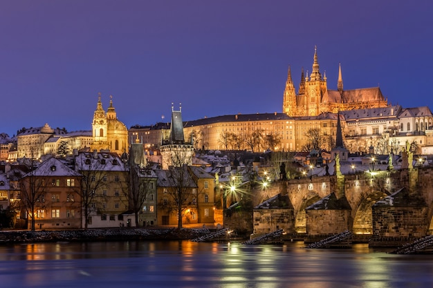 Karlsbrücke und prager burg in prag bei sonnenuntergang mit nachtbeleuchtung