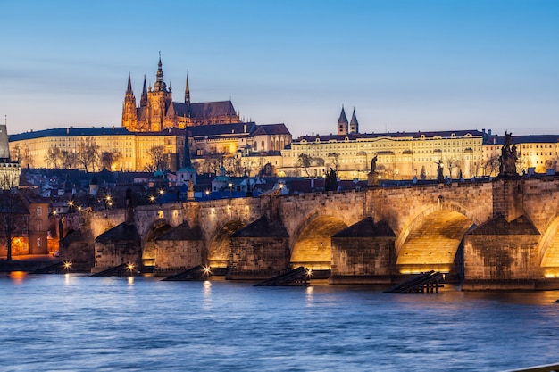 Karlsbrücke und Schloss in Prag in der Abenddämmerung