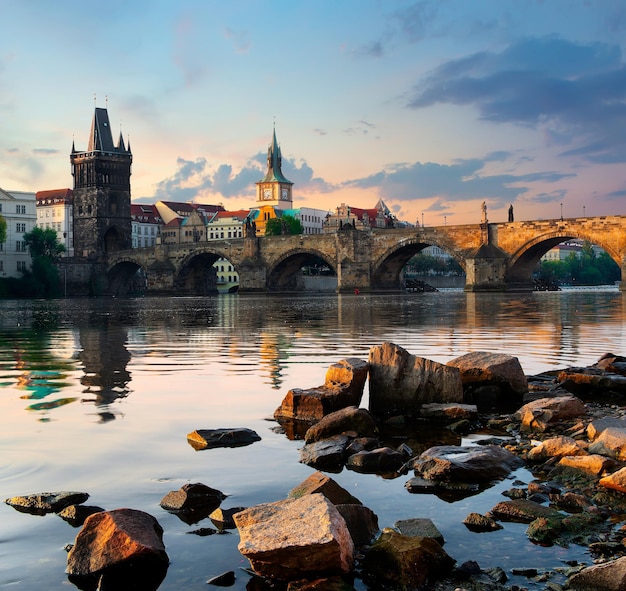 Karlsbrücke und Steine auf der Moldau in Prag am frühen Morgen