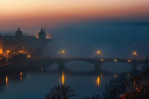 Karlsbrücke während des nebligen Morgens Prag Tschechische Republik