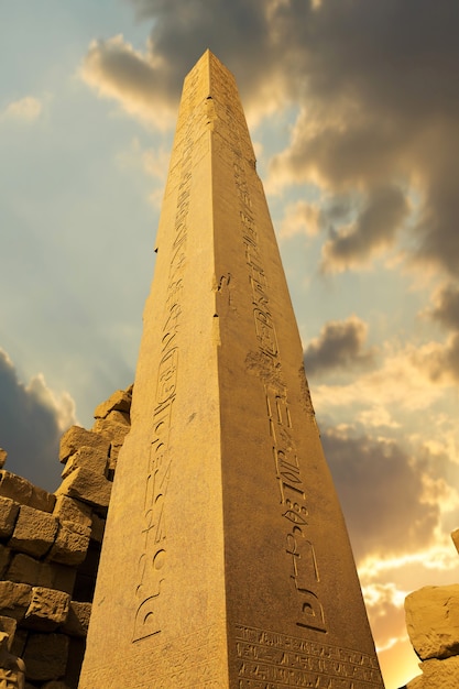 Foto karnak-tempel, kolossale skulpturen des alten ägypten im niltal in luxor, geprägte hieroglyphen an der wand.