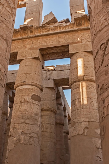Karnak-Tempel Kolossale Skulpturen des alten Ägypten im Niltal in Luxor Geprägte Hieroglyphen an der Wandx9
