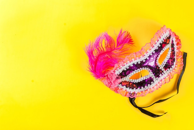 Karneval mit Feiertagsmaske, auf Draufsicht hellen gelben copyspace