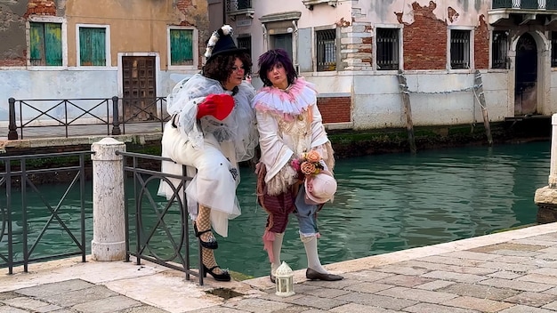 Karneval von Venedig Menschen in venezianischen Karnevalmasken und Kostümen auf den Straßen von Venedig Italien Europa 10. Februar 2024