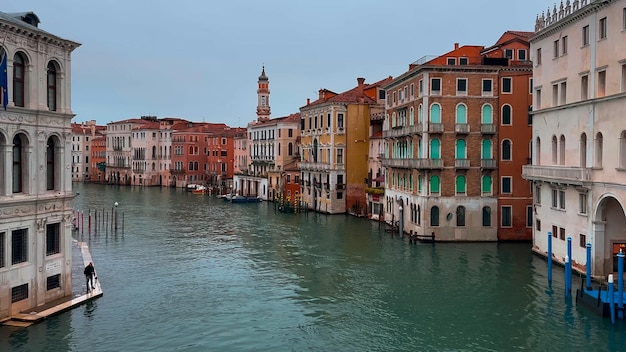 Karneval von Venedig Menschen in venezianischen Karnevalmasken und Kostümen auf den Straßen von Venedig Italien Europa 10. Februar 2024