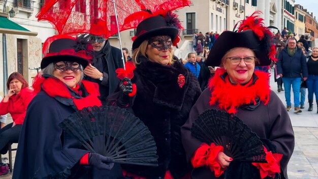 Karneval von Venedig Menschen in venezianischen Karnevalmasken und Kostümen auf den Straßen von Venedig Italien Europa 10. Februar 2024