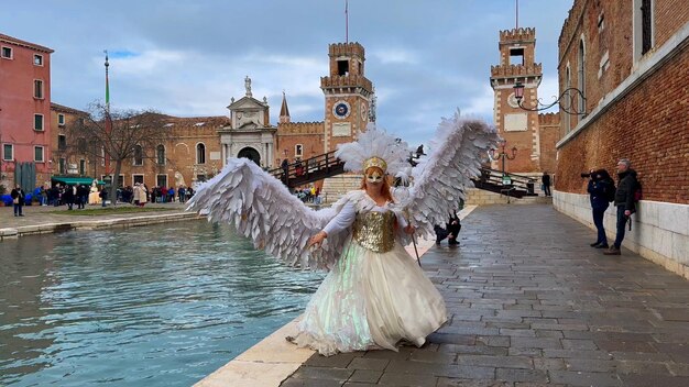 Karneval von Venedig Menschen in venezianischen Karnevalmasken und Kostümen auf den Straßen von Venedig Italien Europa 10. Februar 2024