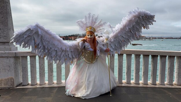 Karneval von Venedig Menschen in venezianischen Karnevalmasken und Kostümen auf den Straßen von Venedig Italien Europa 10. Februar 2024