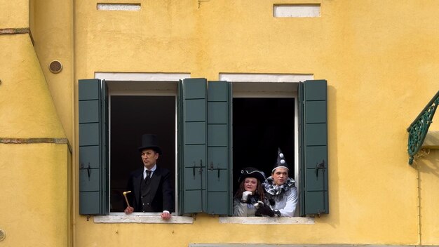 Karneval von Venedig Menschen in venezianischen Karnevalmasken und Kostümen auf den Straßen von Venedig Italien Europa 10. Februar 2024