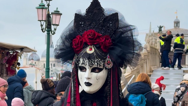 Karneval von Venedig Menschen in venezianischen Karnevalmasken und Kostümen auf den Straßen von Venedig Italien Europa 10. Februar 2024