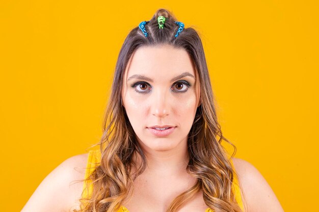 Karnevals-Make-up zur Feier des brasilianischen Karnevals-Make-up-Trends und Accessoires für den Karneval