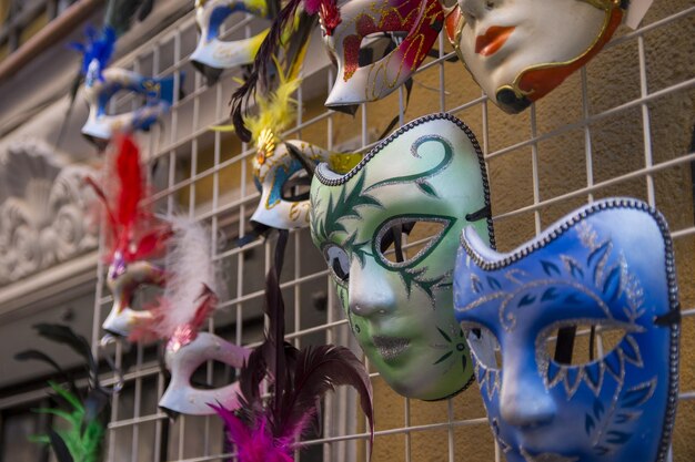 Karnevalsmasken auf einem Flohmarkt