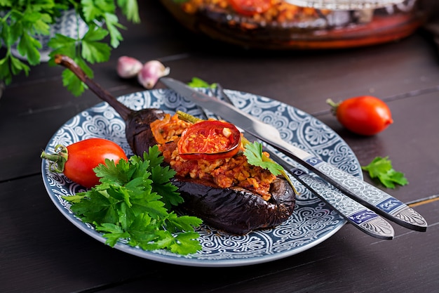 Karniyarik - refeição turca tradicional da beringela da beringela. berinjela recheada com carne moída e legumes assados com molho de tomate