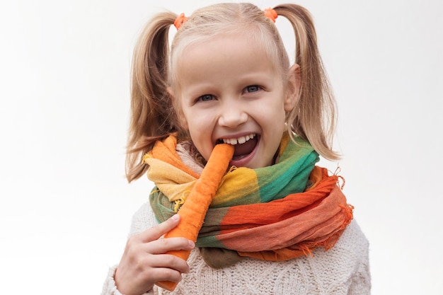 Karotte für Kinder. Eco Bio Karottengemüse für Kinder. Kind, das Karotte auf weißem Backgroun isst