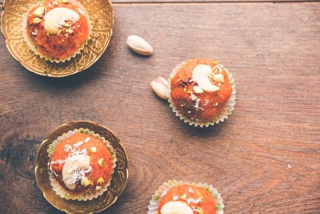 Karotte Halwa Laddu oder süße Kugeln, serviert in einem Teller mit Trockenfrüchten. selektiver Fokus