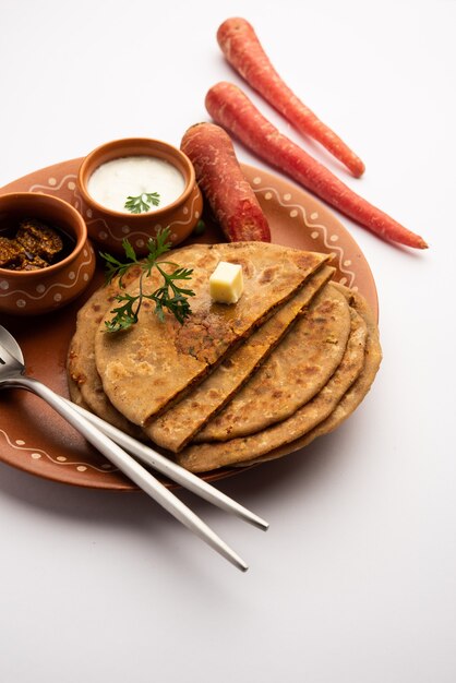 Karotte oder Gajar Ka Paratha ist ein Punjabi-Gericht, ein indisches ungesäuertes Fladenbrot aus Vollkornmehl und Karotten. Serviert mit Ketchup und Quark