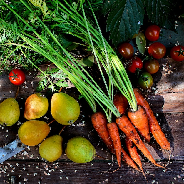 Karotten, Birnen, Tomaten, hölzerner Hintergrund, Garten, Herbst