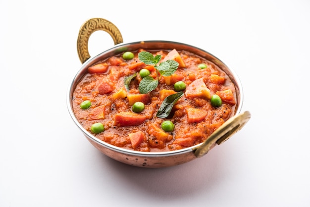 Karotten-Curry oder Garar-Sauce-Sabzi aus Tomatenpüree und Gewürzen, serviert in einer Schüssel