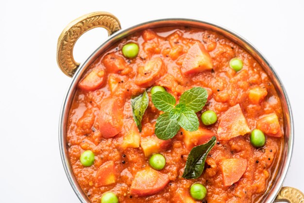 Karotten-Curry oder Garar-Sauce-Sabzi aus Tomatenpüree und Gewürzen, serviert in einer Schüssel