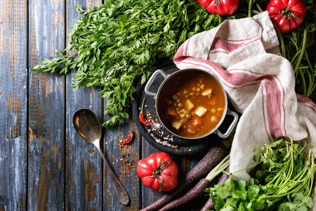 Karotten-Tomaten-Erbsensuppe