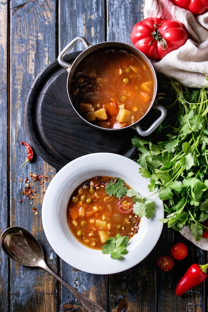 Karotten-Tomaten-Erbsensuppe