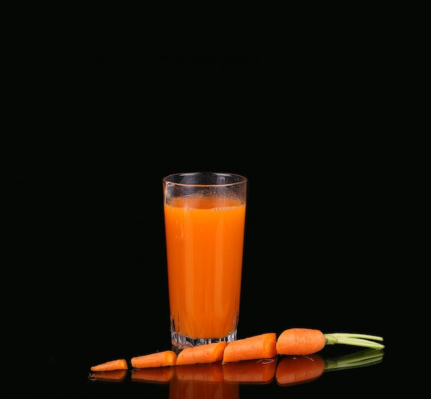 Karotten und Saft in einem Glas