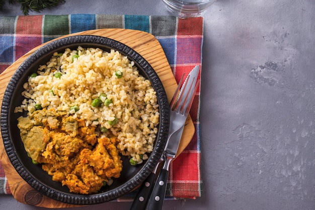 Karottenbällchen mit Bulgur und Erbsen garnieren