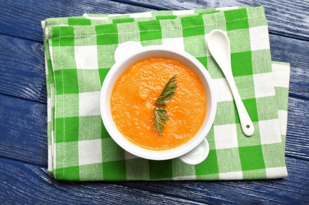 Karottencremesuppe auf Tisch Nahaufnahme close