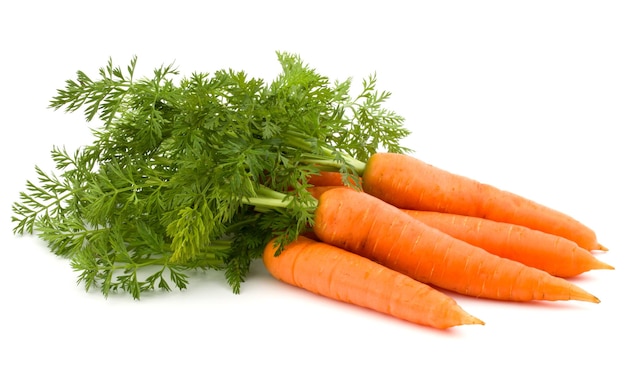 Karottengemüse mit Blättern lokalisiert auf weißem Hintergrundausschnitt