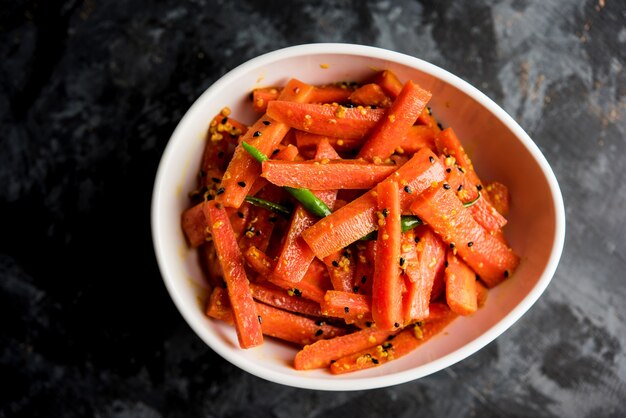 Karottengurke oder Gajar ka Achar oder Loncha in Hindi. Serviert in einer Schüssel über stimmungsvollem Hintergrund. Selektiver Fokus