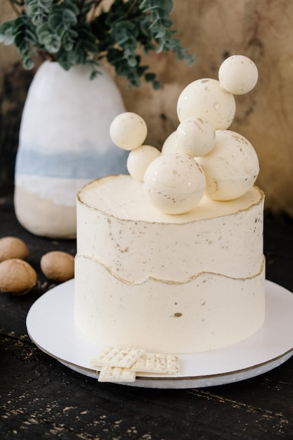 Karottenkuchen mit Creme-Käse und weißer Schokolade