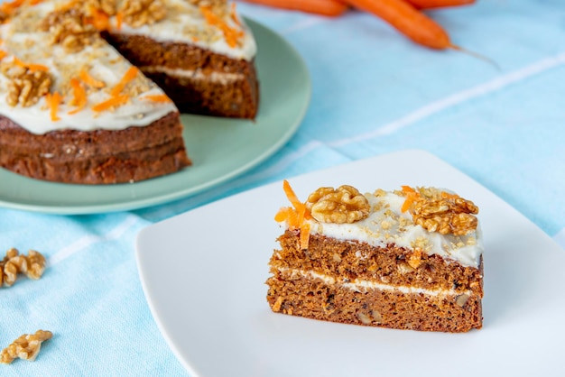 Karottenkuchen mit Frischkäseglasur und Walnüssen - Stock-Foto