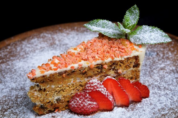 Karottenkuchen mit Nüssen und Erdbeeren