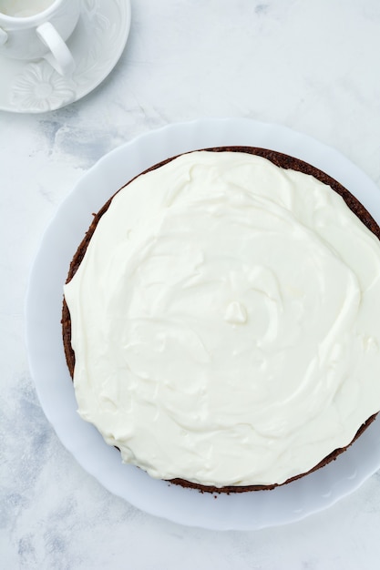 Karottenkuchen mit Sahne auf Licht