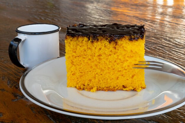 Karottenkuchen mit Schokolade. Brasilianischer Kuchen.