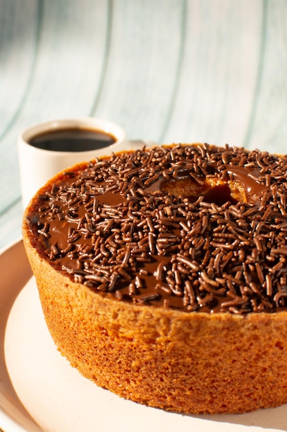 Karottenkuchen mit Schokoladenglasur und Brigadeiro-Streusel vertikal