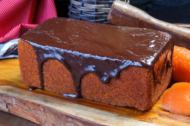 Foto karottenkuchen mit schokoladensirup