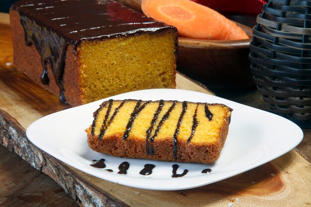 Karottenkuchen mit Schokoladensirup