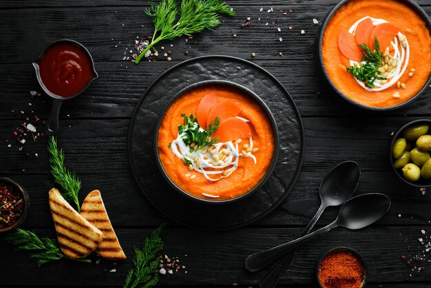 Karottenpüreesuppe mit Sahne und Pinienkernen Veganes Essen Draufsicht Freier Platz für Ihren Text