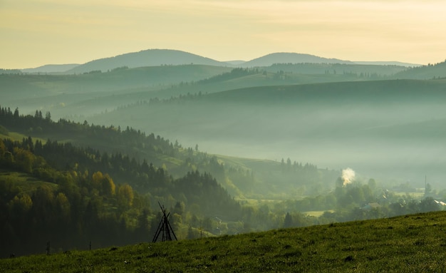 Karpaten am Morgen durch den Nebel