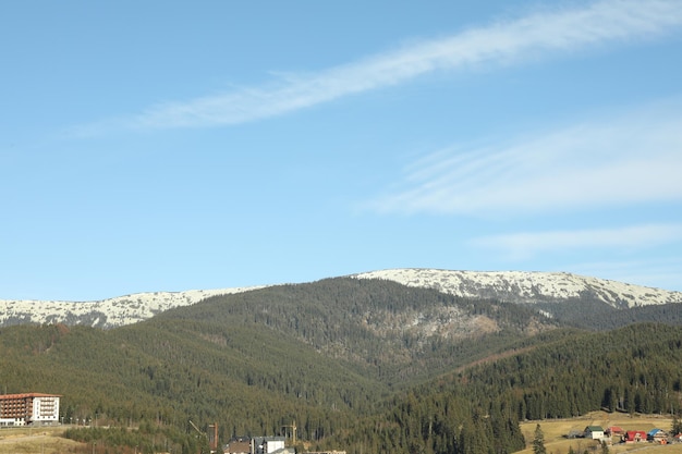 Karpaten am sonnigen Tag gegen blauen Himmel