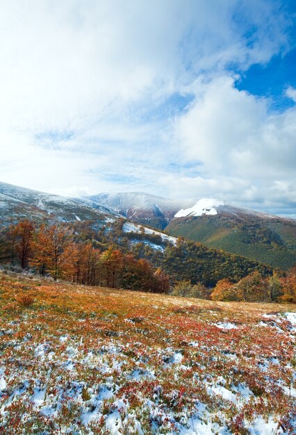 Karpaten-Berg Borghava-Plateau mit erstem Winterschnee und buntem Herbstlaub