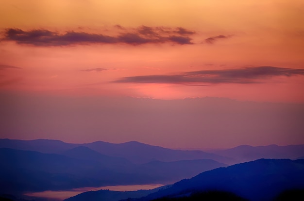 Karpaten-Bergsommer-Sonnenunterganglandschaft mit dramatischem rosafarbenem Himmel natürlicher Hintergrund