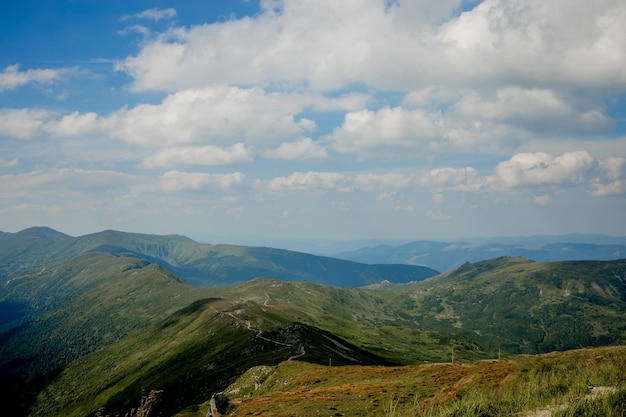 Karpaten-Gebirge am Sommermorgen Schönheit der wilden unberührten ukrainischen Natur Friedlichkeit