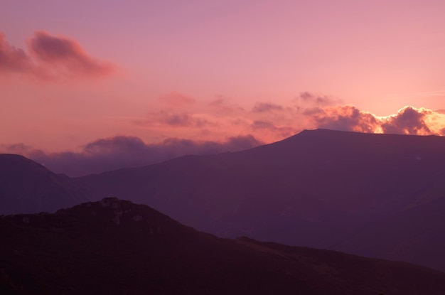 Karpaten-Sommer-Sonnenuntergang-Landschaft mit dramatischem rosa Himmel, natürlicher Hintergrund